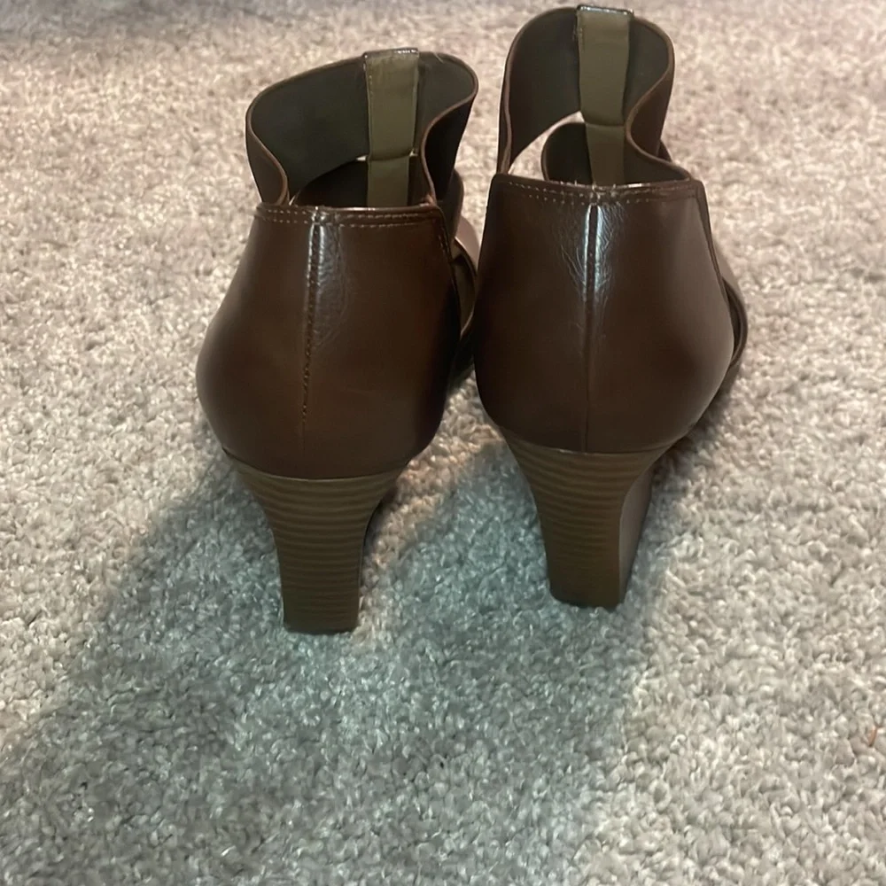 - Abella true comfort wedge block heeled sandals size 8.5